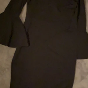Svart offshoulder klänning - Säljer denna super fina svarta offshoulder klänning. Passar till storlek S.🖤