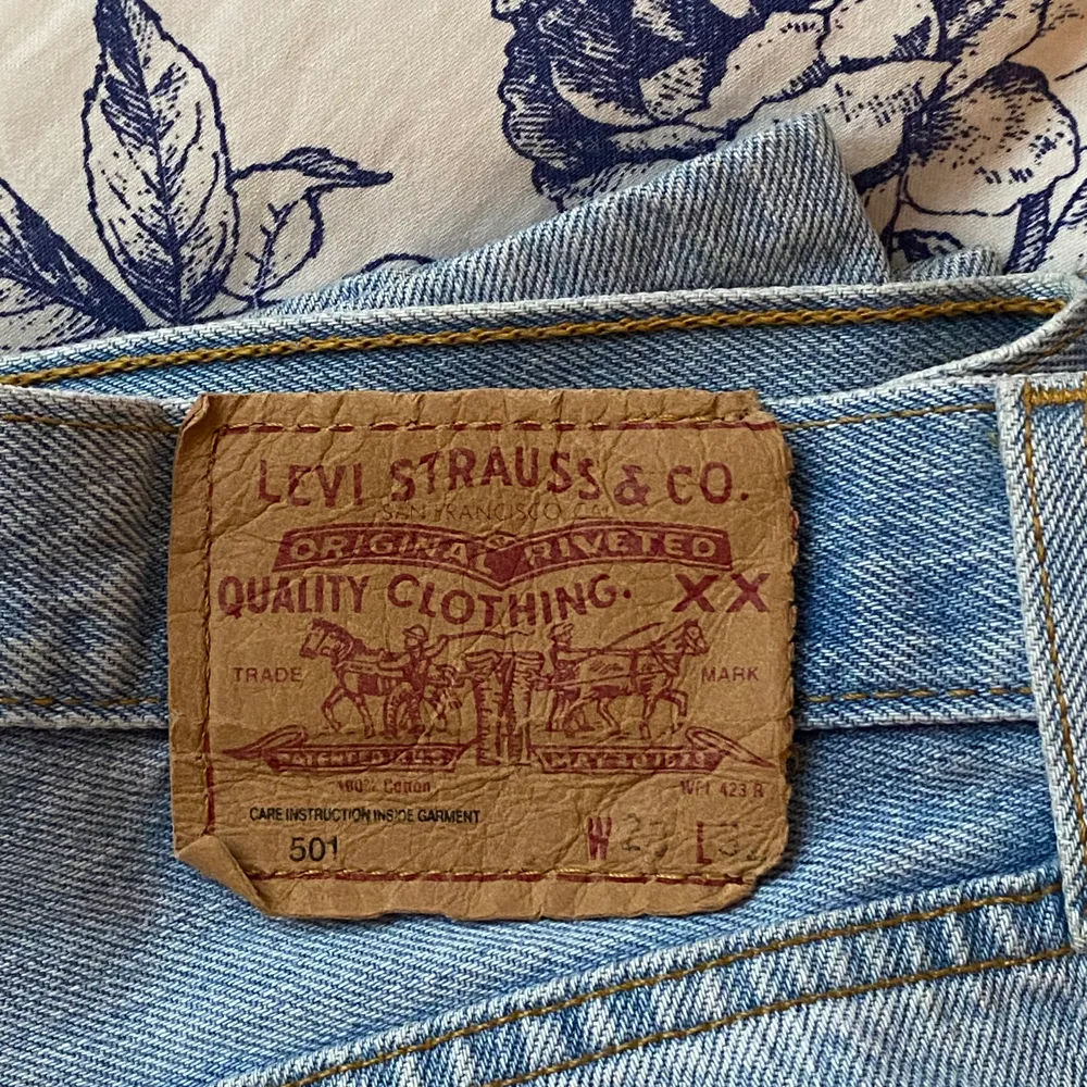 Suuuuperfina Levi’s i bra skick! Märkta 28 men då de är vintage är storlekarna inte riktigt samma som idag - på mig som är en 36 är dessa lite små så skulle säga att dessa är en 34/liten 36. Uppsydda och perfekt längd på mig som är 165 💓 innerbenslängden är 74 cm. Jeans & Byxor.