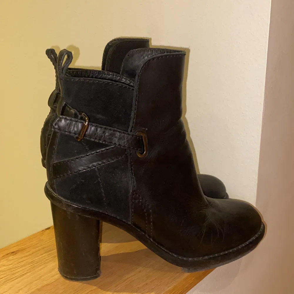 Svarta boots från acne i både skinn och mocka med fin detalj. Klack ca 4 cm. Har använts men kan putsats upp och klackas om för uppfräschning . Skor.