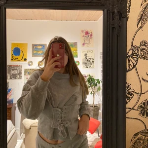 Grey Sweatshirt - Grå tröja ifrån stay/ carlings med korsett som är åtdragbar,, knappt använd!❣️