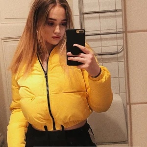 GUL DUNJACKA, strl M - En snygg croppad gul dunjacka från h&m i storlek M, funkar för XS, S, M beroende på hur man vill att den ska sitta. Använd ett fåtal gånger då den inte kommit till användning! Den sitter super snyggt och har svarta detaljer och snören i midjan om man vill att den ska gå in mer. Priset kan diskuteras!🥰