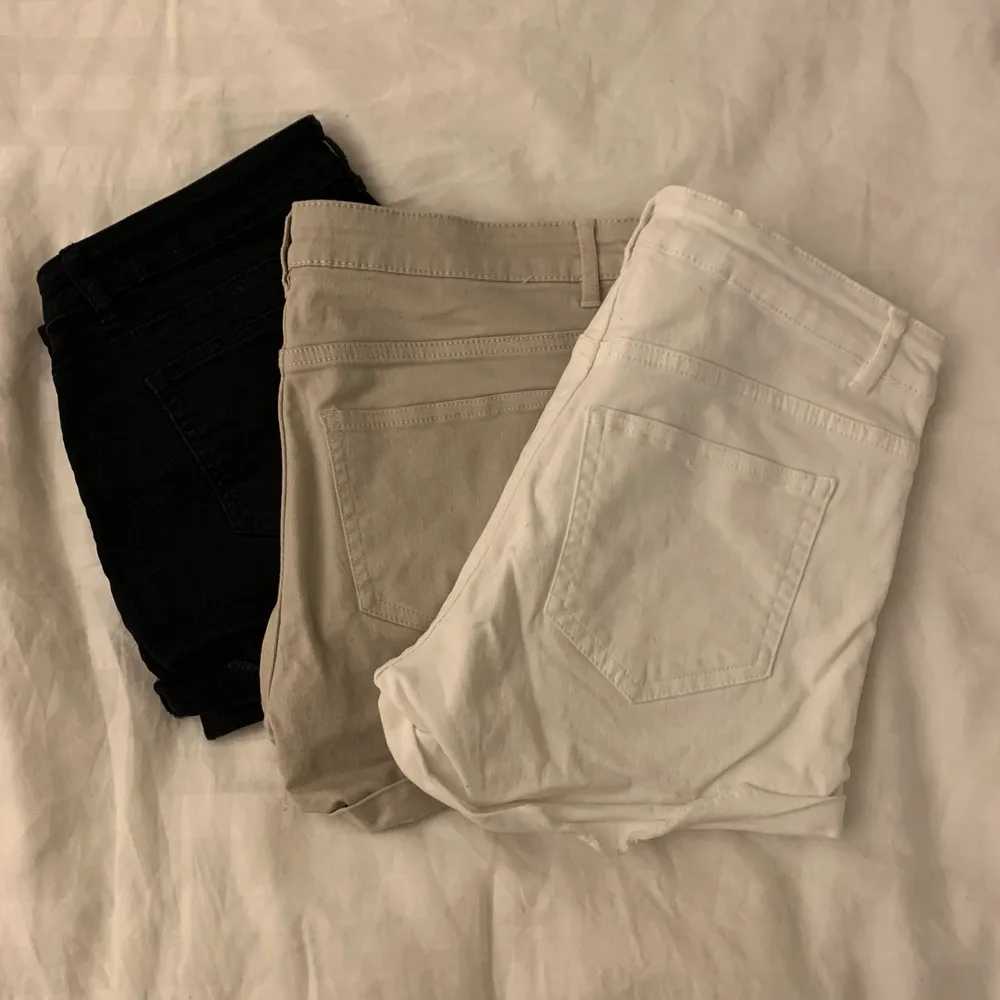 Ett par vita, beiga och svarta shorts. De svarta är i storlek 34 och dem andra i 36. 25 kr styck . Shorts.