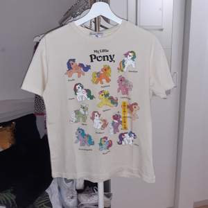 Säljer denna ursnygga my little pony t-shirten som är slutsåld överallt i storlek S, säljer pga för liten för mig. Frakt ingår i priset.  