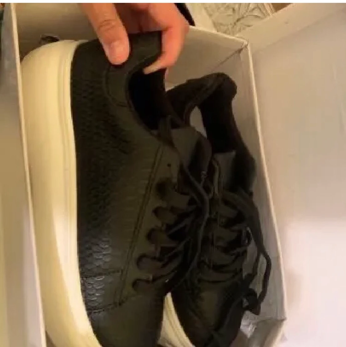 Svarta faux skin sneakers från shein 