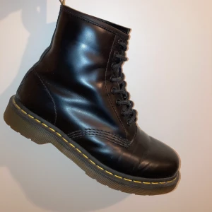 Dr. Martens  - Dr.martens i storlek 39.                                          Dem är använda men fortfarande fina, säljer pga att dem är för stora och bättre att någon annan kan ha användning för dem :)    500:-  och köparen står för frakt! 
