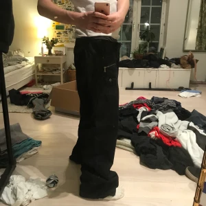 Svarta byxor  - Fett fina svarta lowaist byxor💕