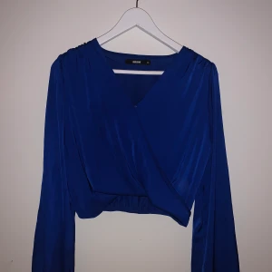 Blå blus - Jätte fint skick, från bikbok storlek xs, jätte fin och korsad som syns på bilden! Köpt för 299kr i butik och använd 3gånger 