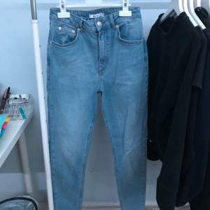 Mom jeans från NAKD i storlek 34, men passar även dig som brukar ha 32🌟 Köpta för 400 kr.