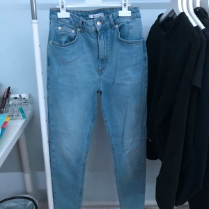 NAKD Jeans - Mom jeans från NAKD i storlek 34, men passar även dig som brukar ha 32🌟 Köpta för 400 kr.