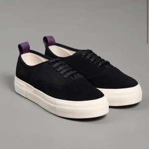 Mother Suede Sneaker storlek 40, aldrig använda  - Ett par helt nya eytys, aldrig använda i storlek 40, 1200kr. Säljer på grund av att jag ska flytta utomlands och inte får med mig alla skor. Kartongen plus skopåse medkommer.