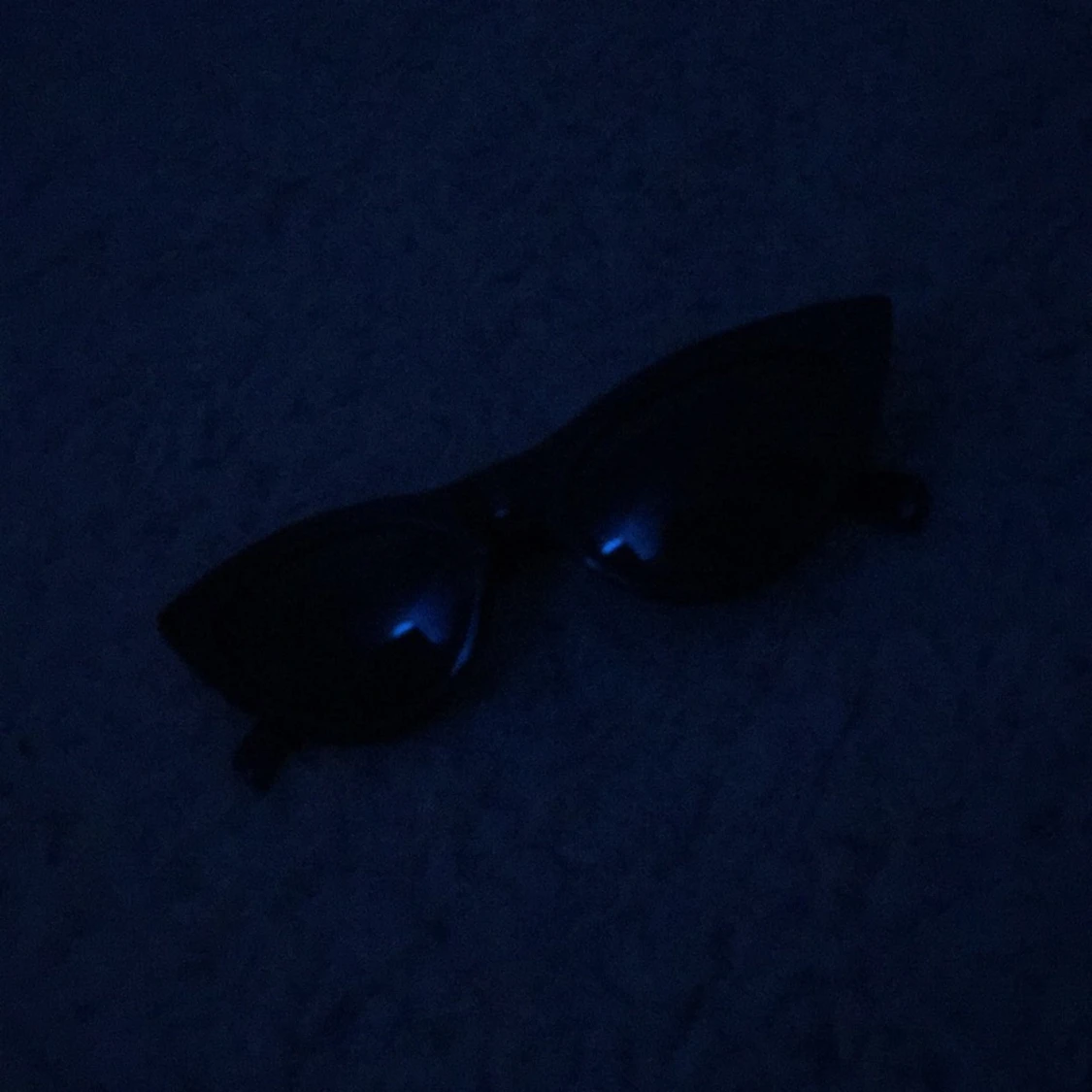 Ett par svarta solglasögon