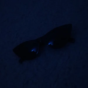 Ett par svarta solglasögon - Svarta, sköna, bra kvalete och bra ljus!