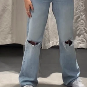 Jeans från zara - Vida jeans med två hål från zara. Knappt använda och inga fel på de. Slutsålda och nypris är 400kr, Buda!💕💕 