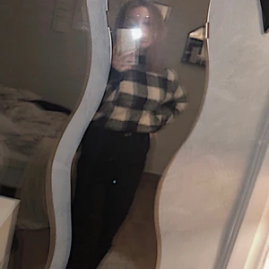 rutig stickad tröja  - Säljer denna extremt snygga rutiga tröja som är en av mina favoriter, endast använd fåtal gånger så den är i ny skick🥰✨ Frakt ingår i priset!