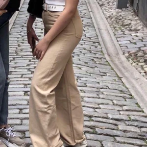 Biega jeans från monki - Biega jeans från monki, köpt i somras och använd fåtal gånger🤍 st.25, dom är croppade en bit, hon på första bilden är ca 157cm och på andra(när dom är croppade) är 168