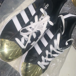 Adidas sneakers  - Använda en gång bara! Helt ny skick