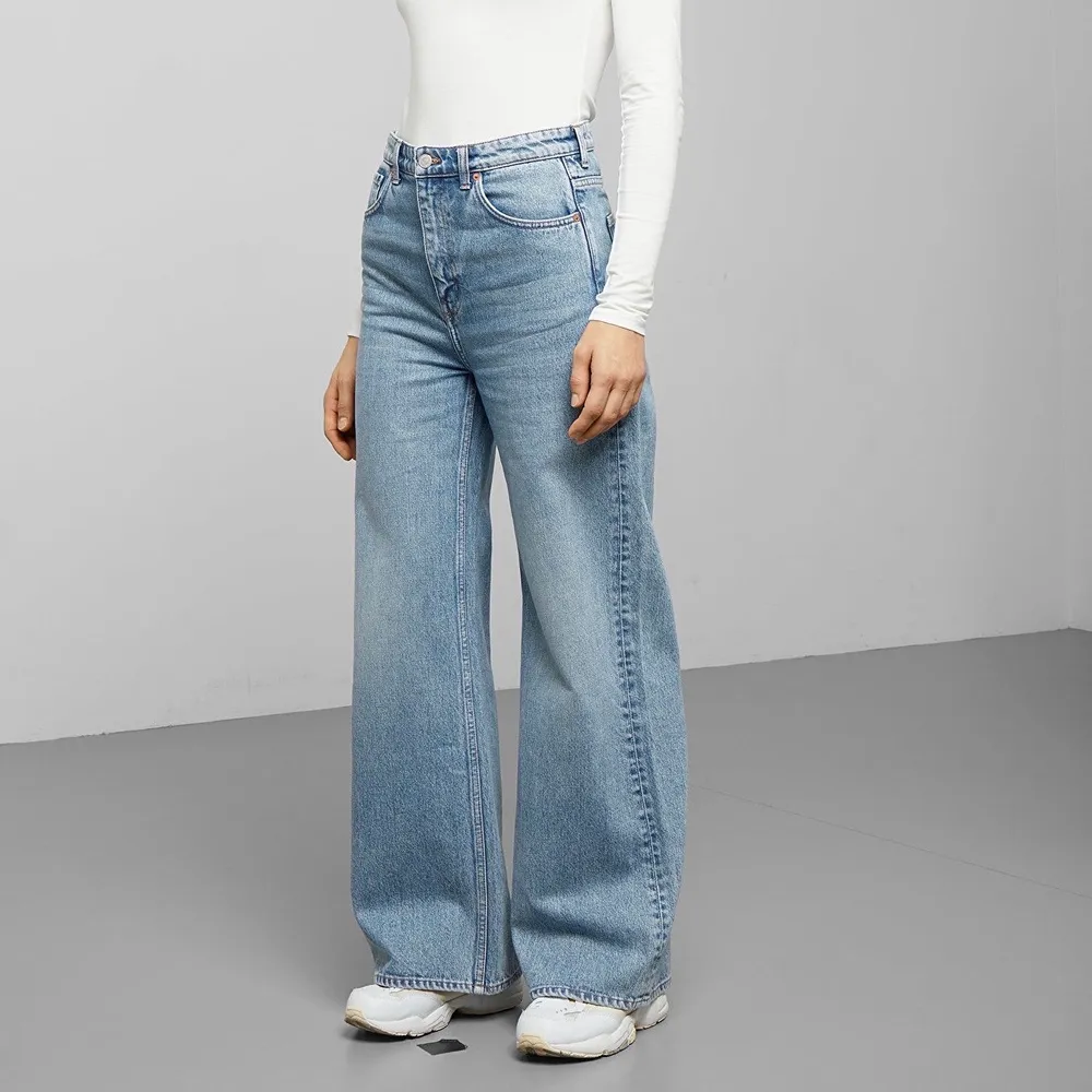 Säljer mina jättefina jeans från Weekday i modellen Ace, dem är långa och lägger sig över skon. Storlek 24 men passar även 25. Nypris 500kr. Skriv för fler bilder. Frakt tillkommer 🥰. Jeans & Byxor.