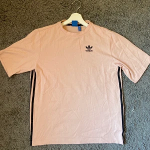 T-shirt - Aldrig använd - oversize i modellen passar även som S