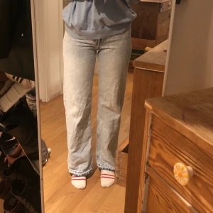 Jeans MONKI  - Ljusa jeans från MONKI! Köpare står för frakt! 🥰😎👌 (bra längd på mig, är 175cm) 