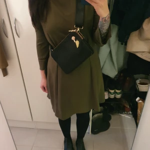 Grön klänning HM - Fin klänning från HM I storlek EUR 40, så skulle säga passa storlek M i polyester. 