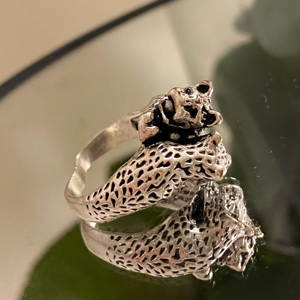 Säljer denna superfina ring med två geparder på!. Accessoarer.