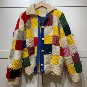 Harry Styles inspirerad cardigan  - Harry Styles inspirerad cardigan i ljusare färger. Tröjan är stickad i ullgarn🤍  buda uppåt nedan 