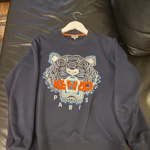 Kenzo crewneck size S - Navy crewneck, sitter bra på mig som är 176 cm, 70 kg (obs ej oversized)