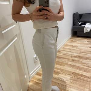 Säljer mina vita kostymbyxor ifrån Zara, byxorna är lågmidjade och passar precis mig som är 158cm! använt fåtals gånger och är i bra skick, pm för fler bilder osv 💕