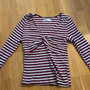 Randig långärmad tröja - Jättefin långärmad tröja, med en fin detalj i mitten! Fina färger och i ett bra skick ☺️