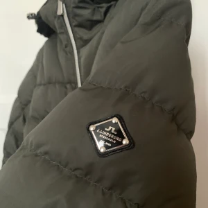 J.Lindeberg jacka - Figursydd dunjacka från J.lindeberg! Sitter jätteskönt och är varm! Inga slitningar och är i bra skick! Storlek S!