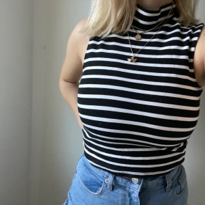 randigt polo linne - säljer en jätte gullig svart/vit topp, bra skick och använd kanske 2-3 gånger