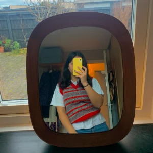 Röd sweatervest - Min absoluta favoritväst i ull med rött och grått mönster. Köptes på humana för ett år sedan och har verkligen världens snyggaste passform. Passar bra som den är eller med en t-shirt under. Är i prima skick❤️