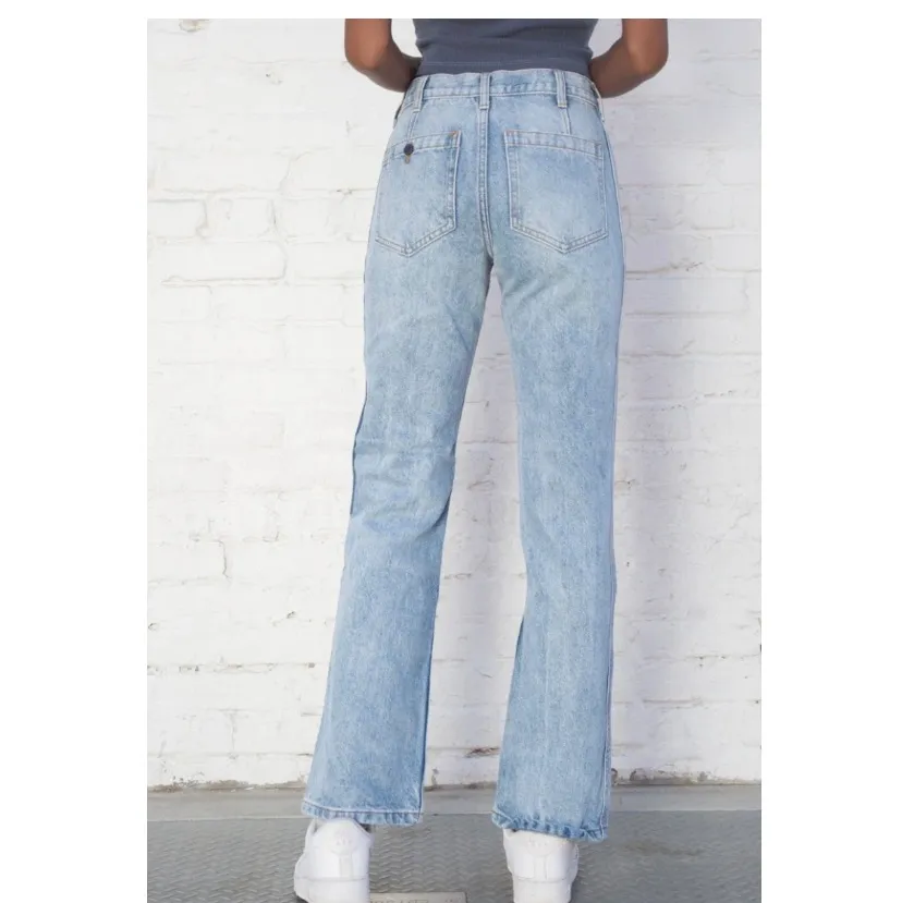 Ett par superfina jeans från Brandy Melville! Passar mig som är 170 cm💕 Köpta i augusti och har inga defekter eller liknande. Frakt tillkommer💖. Jeans & Byxor.