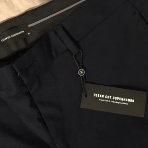 Clean cut copenhagen byxor - Dessa byxor finns inte i butik än, men jag säljer de här clean cut copenhagen byxorna för billigare pris än vad de kommer att kosta i butiken när de kommer ut. Super sköna kostymbyxor och snygga