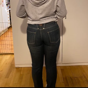 Jeans  - Mörkblåa jeans med mycke ditaljer. Använda 1 gång dom är i stolek M.