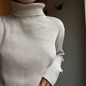 Ralph Lauren storlek L - Beige tröja från Ralph Lauren, den är alltså inte vit som det ser ut på bilden. Frakt tillkommer vid köp.