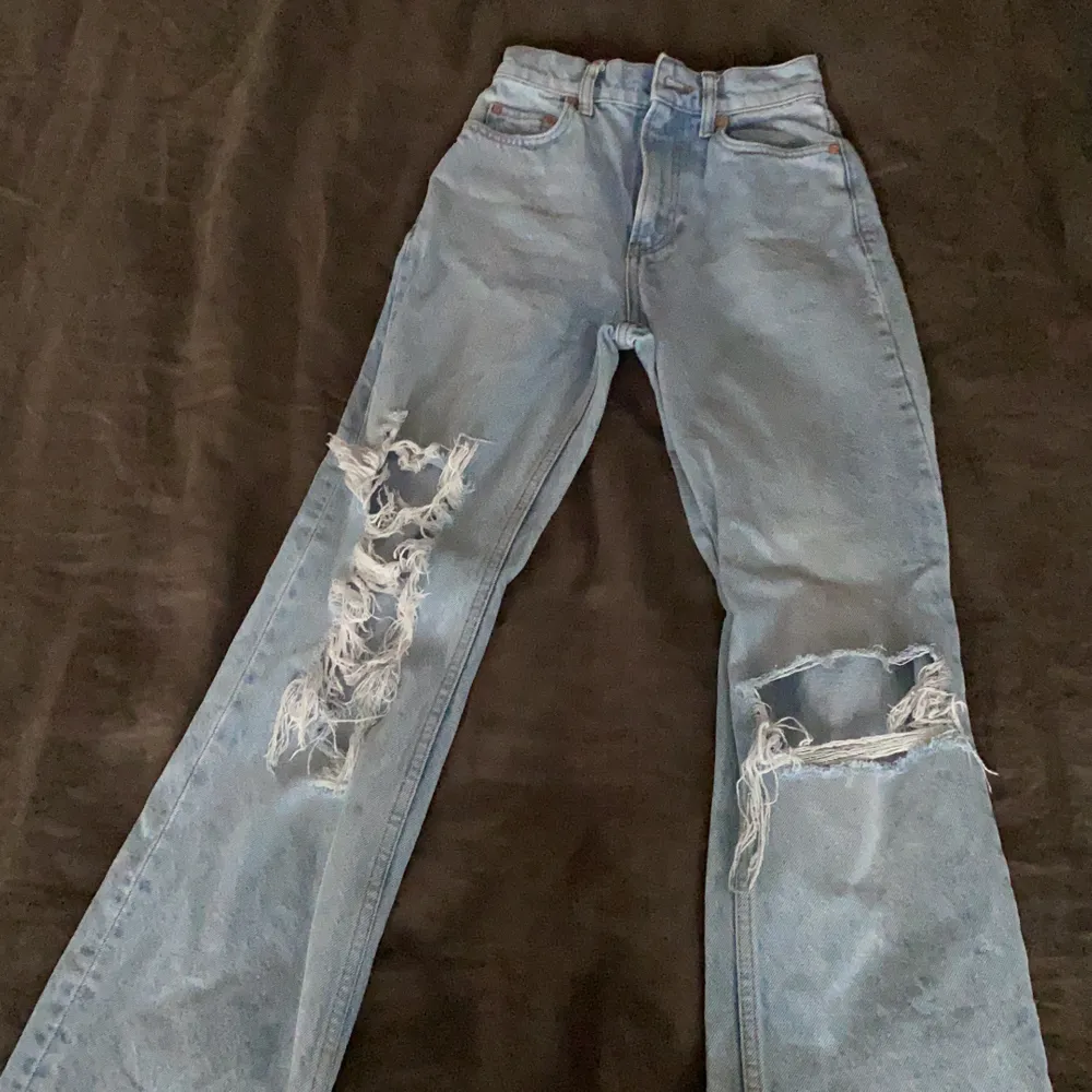 säljer dessa skitsnygga jeans från mango i storlek 32!! Vill bli av med dem så fort som möjligt så det är först till kvarn🥰. Jeans & Byxor.