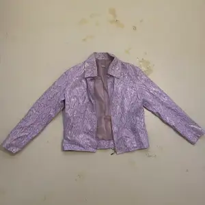 Vintage jacka i lila ormmönster. Passar S-M