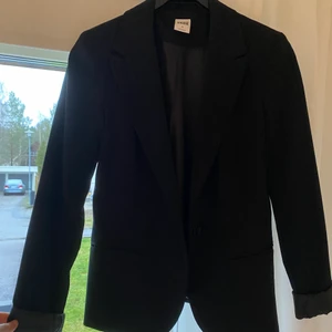 Kavaj  - Från veromoda i strl 36 (s), frakt 63kr spårbar. Superfin och lagom oversize på mig som är s. Aldirg använd, endast testad