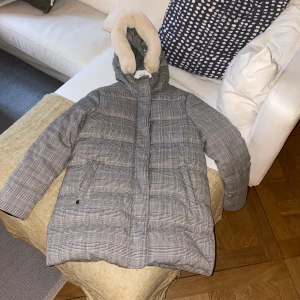 Vinterjacka från Massimo Dutti - Dunjacka från Massimo Dutti. Varm med mysig pälskrage. Storlek 12 men passar en person som är XS 1.60 lång.