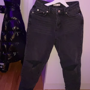 gråa jeans -  Säljer dessa jeans eftersom det var för små när jag skulle köpa de på plick är liksom en 38-40 och dessa är 36, i bra skick:) 