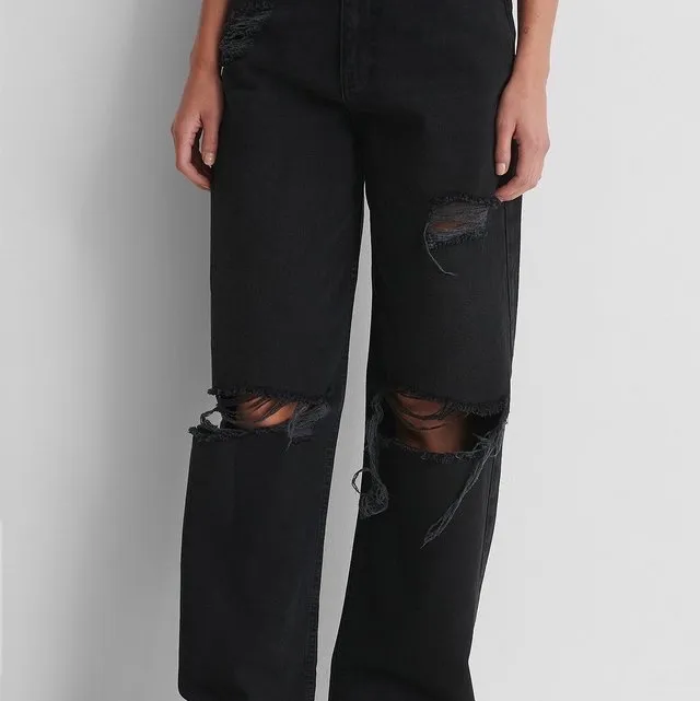 Funderar på att sälja dessa byxor efter som att dom inte passar mig super bra. Jag är 165 och dom går ner till hälarna på mig💜⭐️ 💕. Jeans & Byxor.