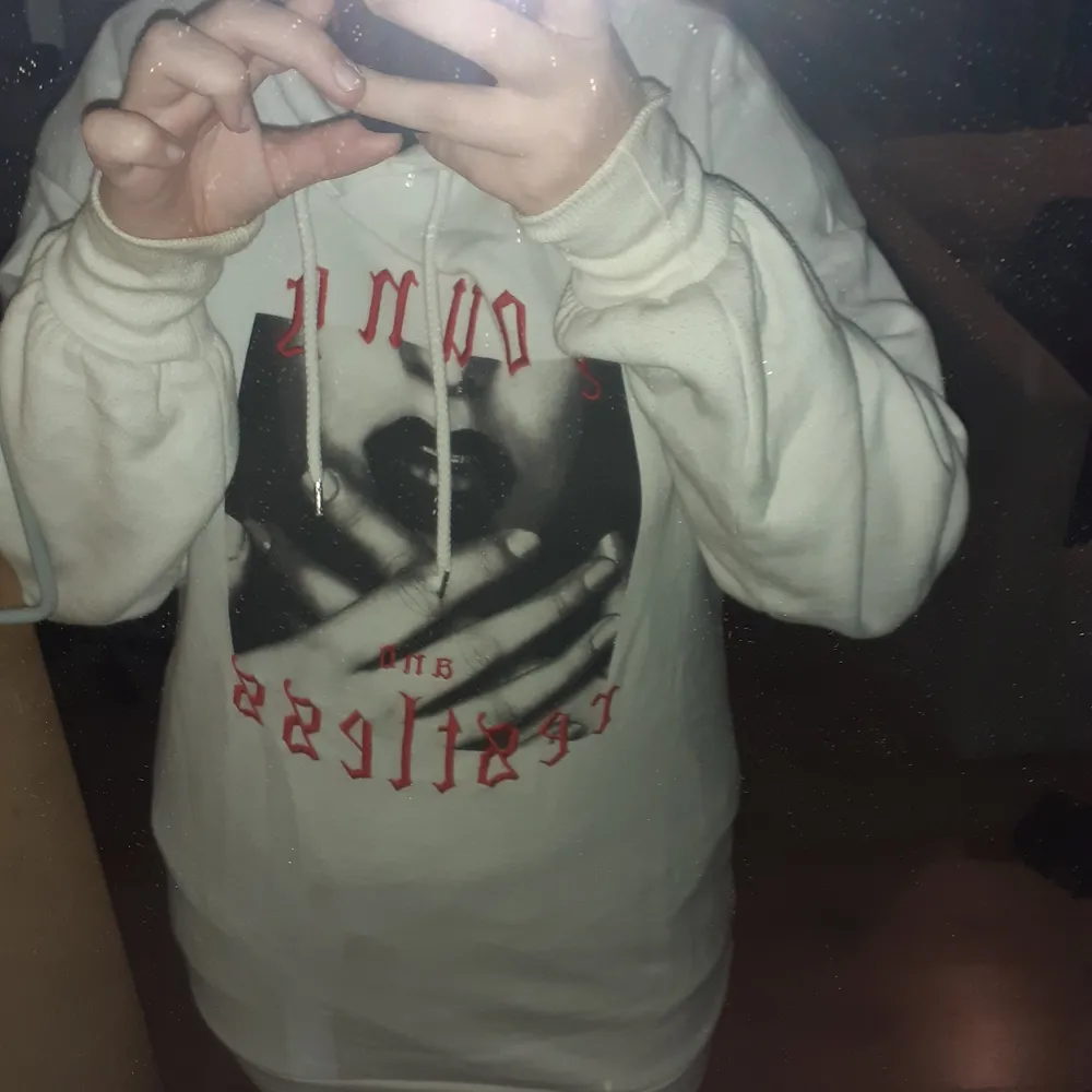 Mysig hoodieklänning med ett snyggt tryck på framsidan. Passar både S och M då den är oversized .Kan användas som en stor hoodie.. Neuletakit & Villapaidat.