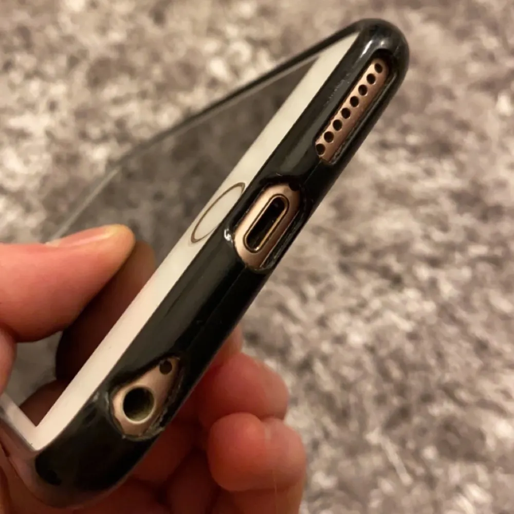 Svart o Vitt adidas mobilskal för iPhone 6+                                Skalet har lite repor på framsidan efter användning.                Jag säljer skalet pågrund av ny mobil.❤️. Accessoarer.
