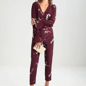 Blommigt sett  - Helt nytt, byxa och blus. Passar xs/s