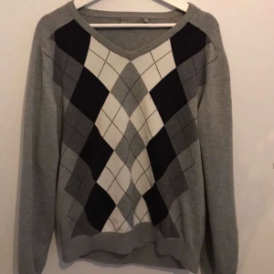 Mönstrad tröja - Mysig och passar till det mesta. Väldigt trendig och y2k lik. Buda i kommentarerna, ✨högsta bud 140 kr✨ budning avslutas 22/12 🪐