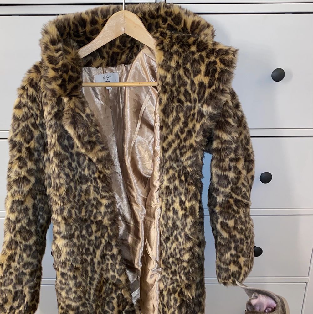 Varm och skön leopard kappa från NA-KD! 🐆 Använd fåtal gånger, säljs pågrund av att den inte kommer till användning✨ Jag är 160cm och den går över rumpan på mig, som man ser på sista bilden. Storlek S/M, 200kr! 🤍 Jag fraktar men möts även upp i Helsingborg! . Jackor.