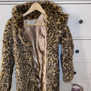 Varm och skön leopard kappa från NA-KD! 🐆 Använd fåtal gånger, säljs pågrund av att den inte kommer till användning✨ Jag är 160cm och den går över rumpan på mig, som man ser på sista bilden. Storlek S/M, 200kr! 🤍 Jag fraktar men möts även upp i Helsingborg! 