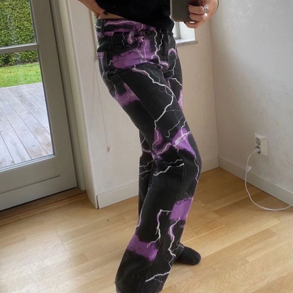 ASFETA raka brallor i strl 34, från Jaded London. passar även 36, bra längd i benen, älskar byxorna men är i behov utav pengar. Köp de direkt för 550 kr ink frakt 💞. Jeans & Byxor.