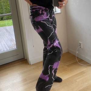 ASFETA raka brallor i strl 34, från Jaded London. passar även 36, bra längd i benen, älskar byxorna men är i behov utav pengar. Köp de direkt för 550 kr ink frakt 💞
